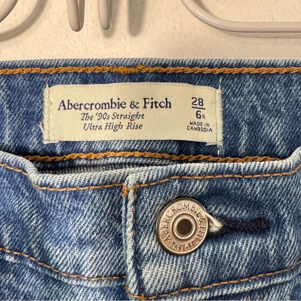 Abercrombie & Fitch The 90’s Straight Ultra High Rise Raw Hem Jeans Sz 28/6R - Picture 10 of 12